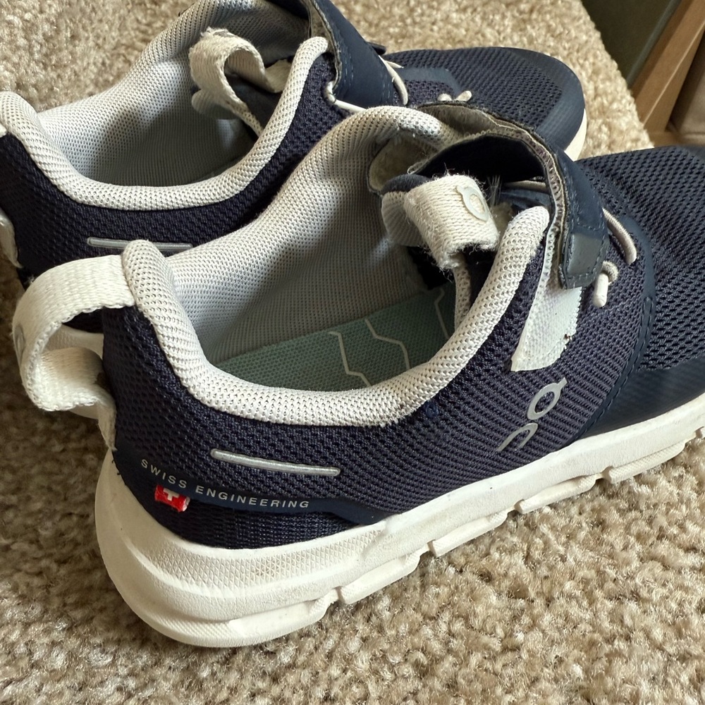 On boys Running White and Navy Sneakers
